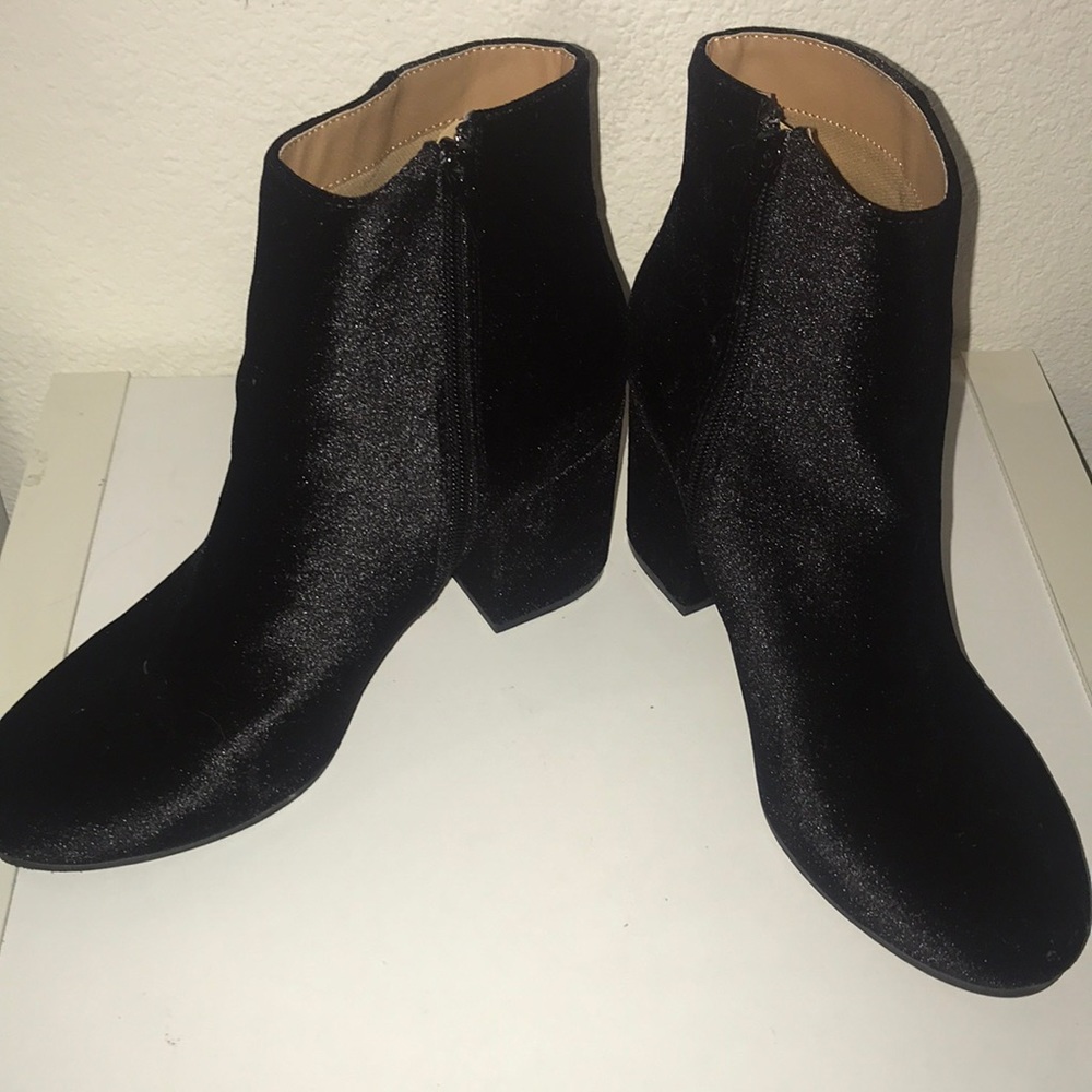 Women’s Black Zip-up Ankle Boots